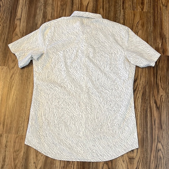 NWOT!! Men’s Lululemon short sleeve button down shirt - size large - Picture 4 of 5